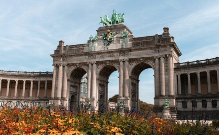 Le Parc du Cinquantenaire de Bruxelles : Guide Complet (Histoire, Musées, Secrets)