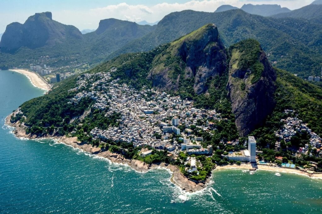 Découvrez 3 favelas incontournables à Rio pour une immersion authentique